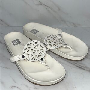 DV by Dolce Vita prisma Women's White Sandals sz girls 3.   (P16